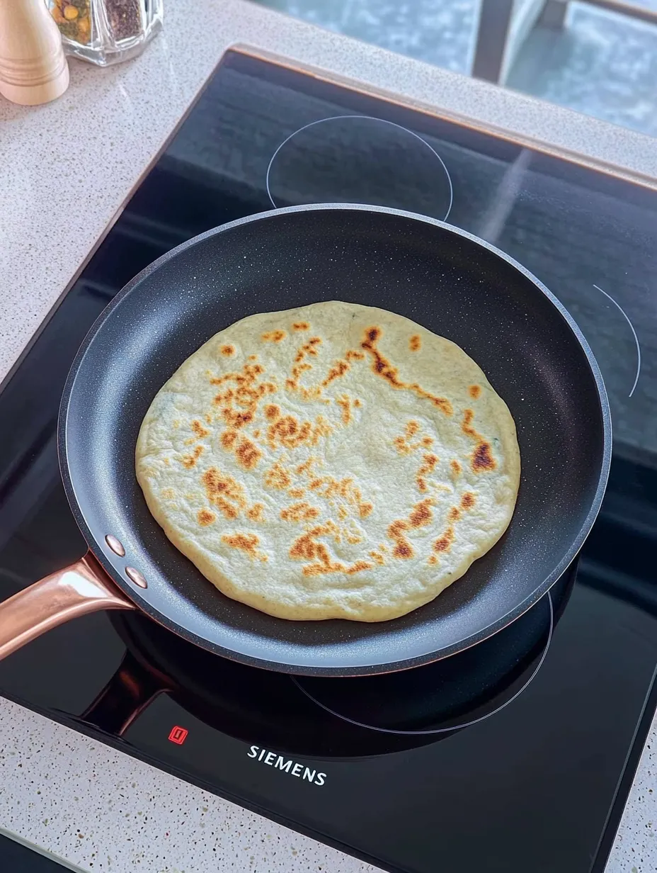 Pain fourré à la poêle – Naan moelleux au halloumi avec cœur de fromage