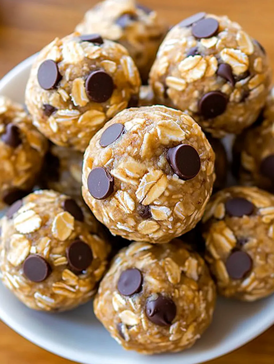Une assiette de boules de granola chocolatées.