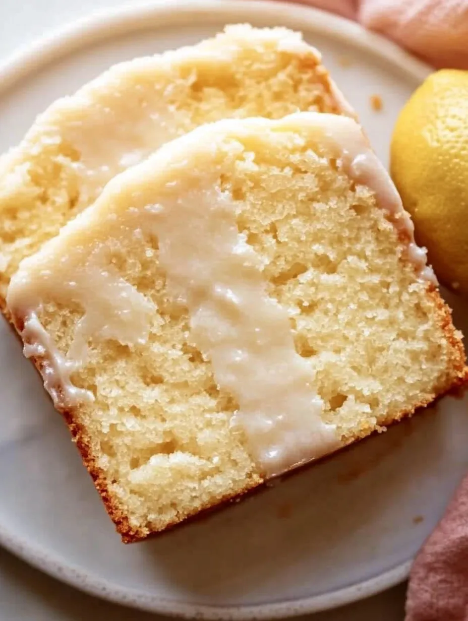 Une part de gâteau avec glaçage blanc.
