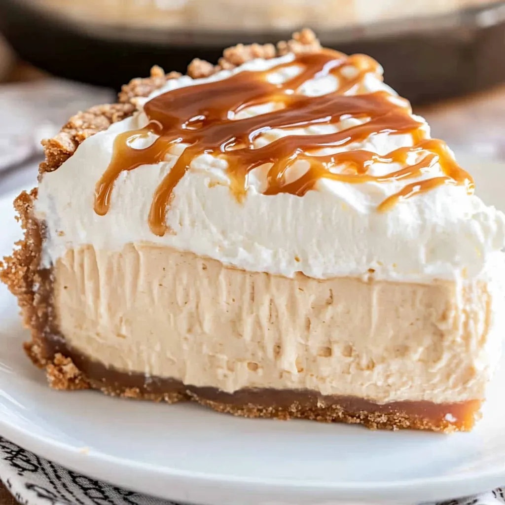 Part de tarte nappée de sauce caramel.