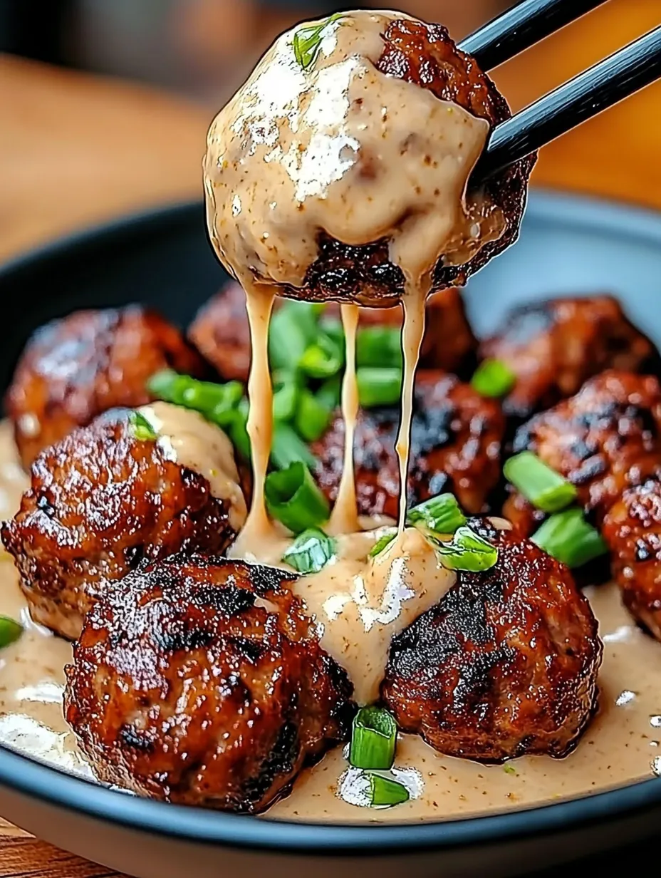 Une assiette de boulettes avec sauce.