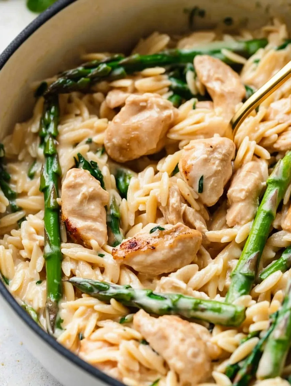 Un bol de riz avec poulet et asperges.