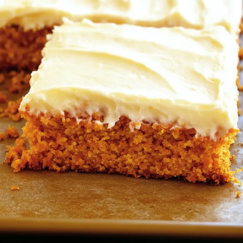 Une part de gâteau orange sur un plateau.
