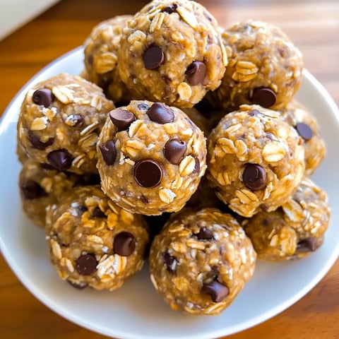 Une assiette de boules de céréales chocolatées.
